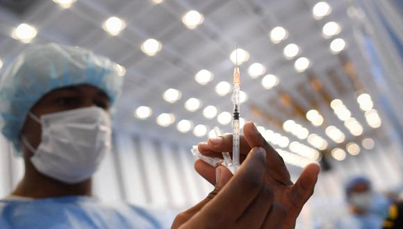 Según la Organización Panamericana de la Salud (OPS), 3,3 millones de personas (11,62%) han recibido las dos dosis de las vacunas aplicadas en el país: Sputnik-V de Rusia y la china Sinopharm. (Foto: Federico Parra / AFP)