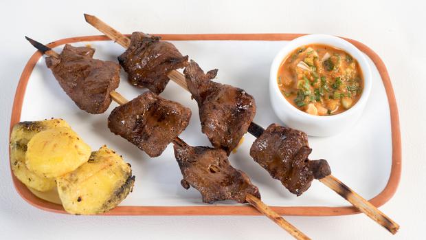 Anticuchos are one of the most traditional dishes of Peruvian food and it is believed that they have Inca origins but that with the arrival of the Spanish they had a greater boom.