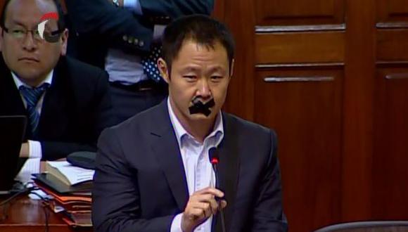 Kenji Fujimori se cubrió la boca al intervenir en el debate sobre el proyecto de ley que propone una "bancada mixta". (Video: Congreso de la República)