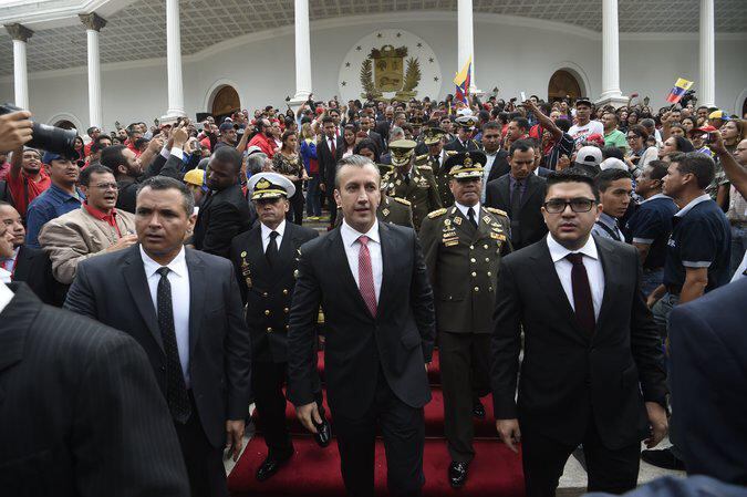 En el 2017, el Departamento del Tesoro impuso sanciones en contra del entonces vicepresidente Tareck El Aissami (centro) por acusaciones de narcotráfico. (Juan Barreto/ AFP).