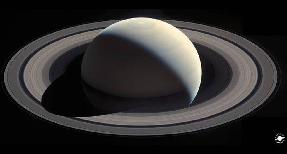 Entre sus descubrimientos, en 2015, Casinni realiz&oacute; un hist&oacute;rico acercamiento a Enc&eacute;lado, la peque&ntilde;a luna helada de Saturno. (Foto: NASA)