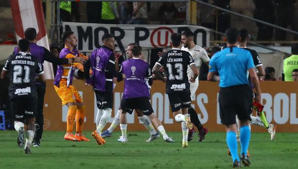 Casi al final del encuentro, un gesto del jugador de Corinthians hizo que se desatara una gresca entre ambos clubes. (Foto: Leonardo Fernández / @photo.gec)