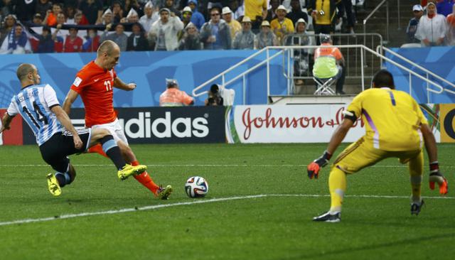 Holanda vs. Argentina: Mascherano evitó así gol de Robben - 1