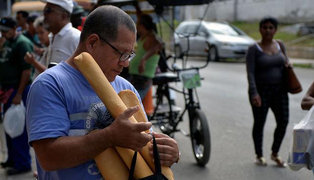 Todo cubano, en la libreta de abastecimiento que le entrega el gobierno socialista, tiene derecho a un pan diario a "un medio", o 0,002 centavos de dólar. (Foto: AFP)