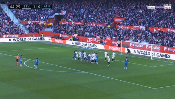 Antoine Griezmann ejecutó un grandioso saque de falta que dejó sin reacción al arquero de Sevilla. El gol del 'Principito' significó el 1-1 parcial del Atlético de Madrid. (Foto: captura de video)