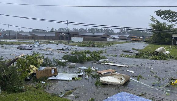 Esta foto proporcionada por Alicia Jossey se aprecian los escombros en la calle en East Brewton, Alabama, el sábado 19 de junio de 2021. (Alicia Jossey vía AP).