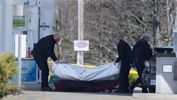 Personal forense carga el cuerpo de una de las víctimas del tiroteo en Nueva Escocia, Canadá. (Andrew Vaughan / The Canadian Press vía AP).
