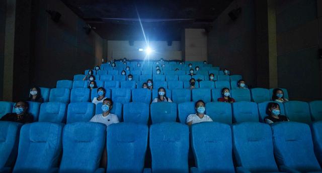 Asistentes mantienen la distancia social durante una película en un cine en Hangzhou, en la provincia oriental china de Zhejiang, el primer día que los cines reabrieron después del cierre por el coronavirus. (Foto: AFP)