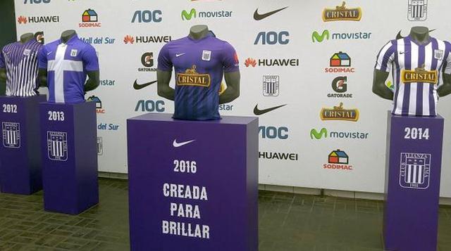 Alianza Lima Presentó Su Nueva Camiseta Blanquimorada Fotos Deporte Total El Comercio PerÚ