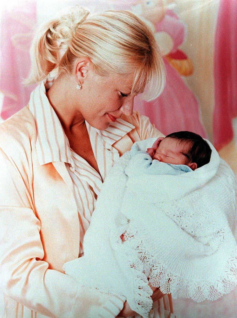 Xuxa con su hija recién nacida. (Foto: AFP)