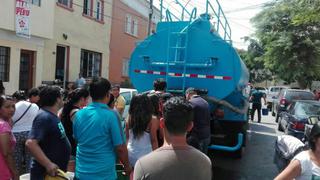Corte de agua: camiones cisterna abastecen a vecinos [FOTOS]