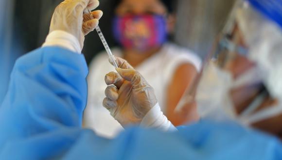 Una trabajadora de salud prepara una vacuna en el marco de una campaña de vacunación contra la difteria en Lima en octubre de 2020. (Foto: Luka GONZALES / AFP)