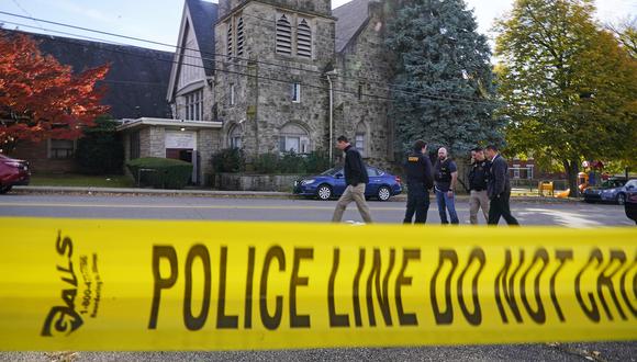 La policía investiga la escena afuera de la Iglesia Destiny of Faith en Pittsburgh, donde un tiroteo mientras se realizaba un funeral dejó a varias personas heridas.