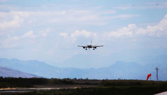 Latam recomendó a sus pasajeros que, antes de acudir al aeropuerto, puedan informarse del estado de su vuelo en web de la aerolínea. (Foto: Difusión)