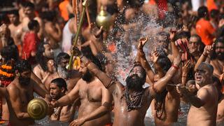 India investiga posibles pruebas falsas de COVID-19 en masivo festival religioso celebrado en el río Ganges