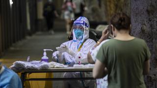 China registra 101 nuevos casos de coronavirus, 65 por contagio local