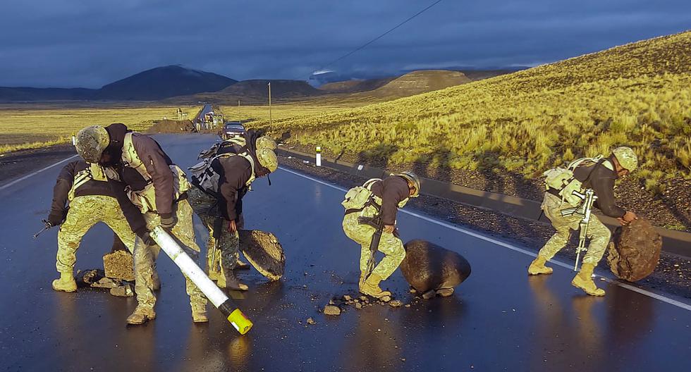 Miembros del Ejército y la Policía participan en una operación conjunta para despejar y brindar seguridad en la carretera Santa Rosa-Masocruz-Desaguadero en la región de Puno el pasado 8 de febrero, durante las protestas antigubernamentales.