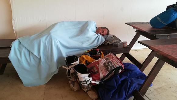 El holandés Martens Guillaume llegó a Tupiza y no encontró mejor lugar para descansar que en el comedor del Dakar 2018. (Foto: Christian Cruz Valdivia)