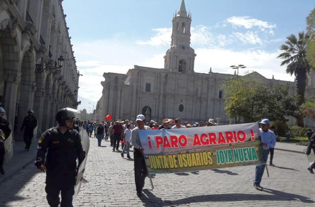 En Arequipa, unos 5 mil agricultores de la zona regulada de Chili, La Joya y de la zona Oriental se congregaron esta mañana en la ciudad (Foto: Zenaida Condori)