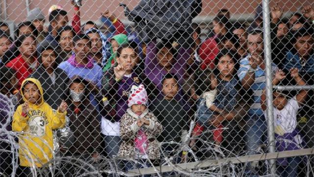 Migrantes centroamericanos se encuentran recluidos en un pequeño enclave en El Paso, Texas, a la espera de que las autoridades de EE.UU., revisen sus solicitudes de asilo. (Reuters vía BBC)