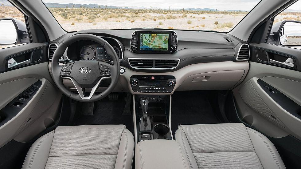 En el interior de la Hyundai Tucson se puede ver una mejora en la calidad de acabados y lo que más resalta es la pantalla central táctil, de tipo flotante, que puede ser de hasta 8 pulgadas y que puede ser compatible con Apple CarPlay y Android Auto.