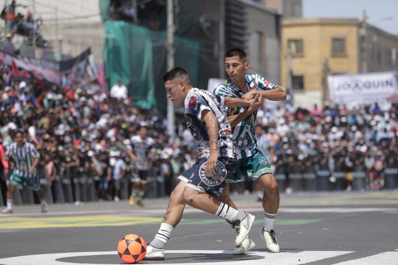 Dos jugadores de Purito Porvenir y Parinacochas 1 forcejean para hacerse del balón. Foto: Anthony Niño De Guzmán