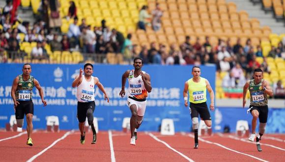 José Luis Casas Carrión, segundo de la izquierda, en la competencia de 100 metros planos. (Foto: Difusión)