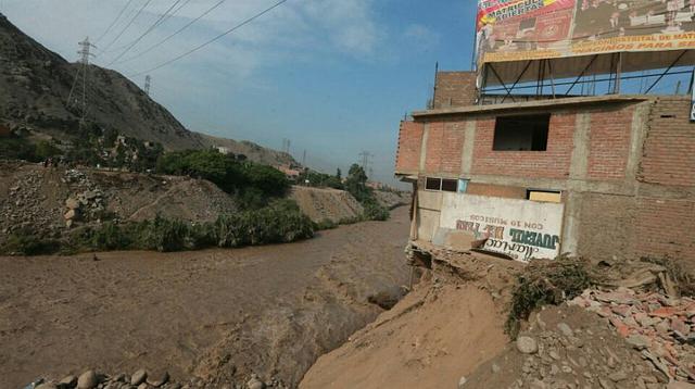 La casa a punto de colapsar por el fuerte caudal del río Rímac - 2