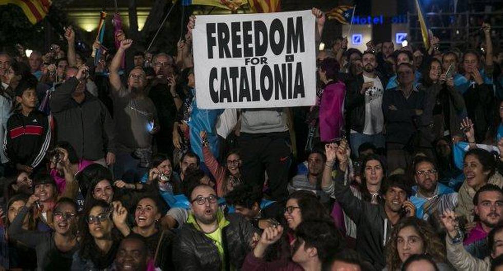 La policía española en Cataluña intentó cerrar varios puntos de votación, los cuales estaban protegidos por multitudes de personas. (Foto: EFE)
