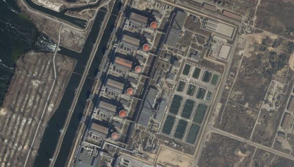 En esta imagen satelital proporcionada por Planet Labs PBC, se ve la planta de energía nuclear Zaporizhzhia en Enerhodar, Ucrania. (Planet Labs PBC a través de AP)