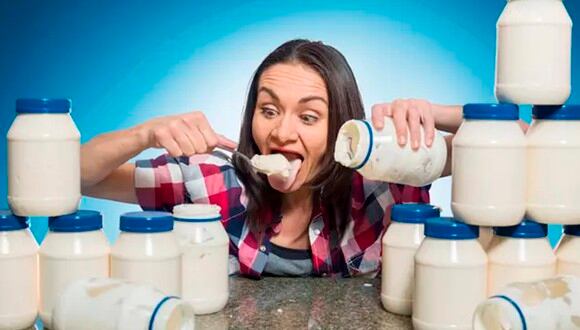 Esta mujer es capaz de devorarse tres jarras enormes de mayonesa en muy poco tiempo. | Record Guinness