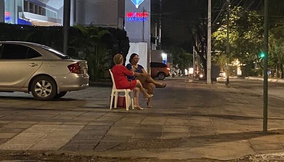 Una señora fue captada brindando por Navidad en una calle de Asunción en Paraguay y luego se descubriría todo acerca de por qué le hizo. | Créditos: @taiocampo / Twitter.