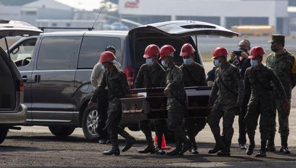 Un ataúd que contiene los restos de un migrante guatemalteco muerto en un accidente de camión en el sur de México, es transportado a un vehículo que esperaba en la pista del Aeropuerto Internacional La Aurora en la Ciudad de Guatemala. (Foto: AP/Oliver de Ros)