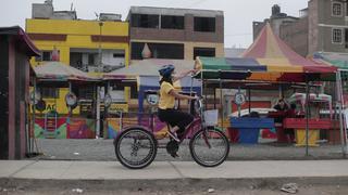 Conoce a Minerva Mora, la gestora cultural que recorre las calles del Rímac en bicicleta para prestar libros a los vecinos | FOTOS 