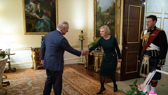 El rey Carlos de Gran Bretaña le da la mano a la primera ministra británica Liz Truss durante su audiencia semanal en el Palacio de Buckingham en Londres, Gran Bretaña.