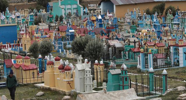 Día de los Muertos: en este cementerio de Ninacaca las tumbas se han convertido desde hace 20 años en un atractivo turístico. (Foto: El Comercio)