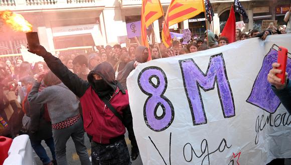Una manifestante sostiene una bengala durante una manifestación de estudiantes con motivo del Día Internacional de la Mujer en Barcelona. (Foto: AFP)