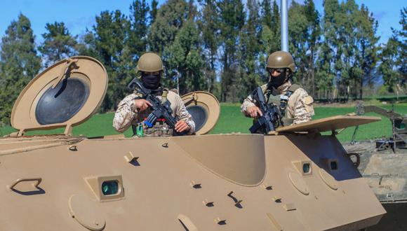 Soldados desplegados en Temuco, Chile, el 15 de octubre de 2021, durante el estado de emergencia vigente en la zona. (MARIO QUILODRAN / AFP).