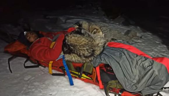 North se echó sobre su dueño en medio del frío para protegerlo de la muerte hasta que los rescataran. (Imagen: captura  
Hrvatska gorska služba spašavanja / YouTube)