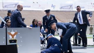 Biden tropieza y cae al suelo durante una ceremonia en una academia militar | VIDEO