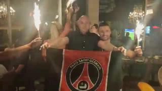 Hinchas del PSG celebran la victoria de su equipo 