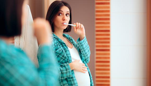 Las madres pueden pasar por varios procedimientos, entre ellos las limpiezas dentales. Foto: Shutterstock