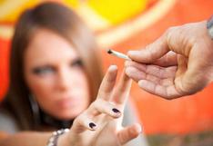Humo de cigarros causa el 20% de casos de cáncer al pulmón en no fumadores