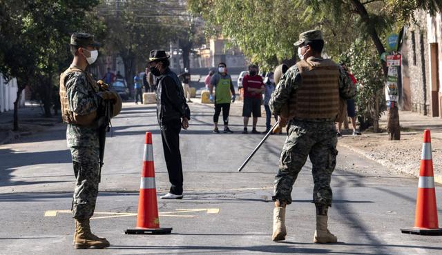 Soldados patrullan las calles de Santiago de Chile durante la cuarentena total ordenada en la capital chilena debido a la pandemia de coronavirus. (Foto: Martin Bernetti / AFP)