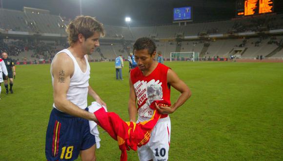 Roberto Palacios intercambiando camisetas con Raúl Albelda al final del partido. (Foto: Enrique del Olmo / Archivo El Comercio)