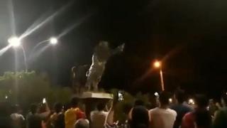 Manifestantes derribaron estatua de Hugo Chávez en Bolivia