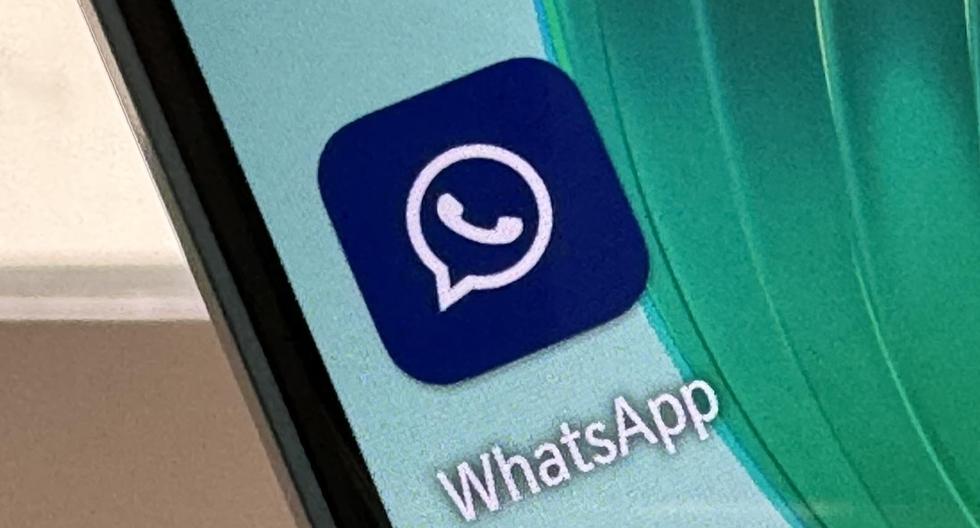 Procedimiento para cambiar el logo de WhatsApp a color azul.
