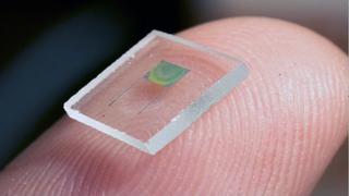 Crean diminuta batería que cabe en un microchip