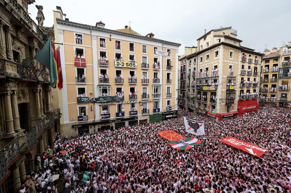 Tras dos años de ausencia por la pandemia, una marea roja y blanca de fiesteros invadió este miércoles el centro de la ciudad española de Pamplona para celebrar el esperado regreso de las fiestas de San Fermín, mundialmente conocidas por sus encierros de toros. (Texto: AFP /  Foto: Jose Jordan / AFP)