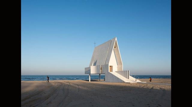 Construyen una singular iglesia en medio de una playa en Pekín - 2